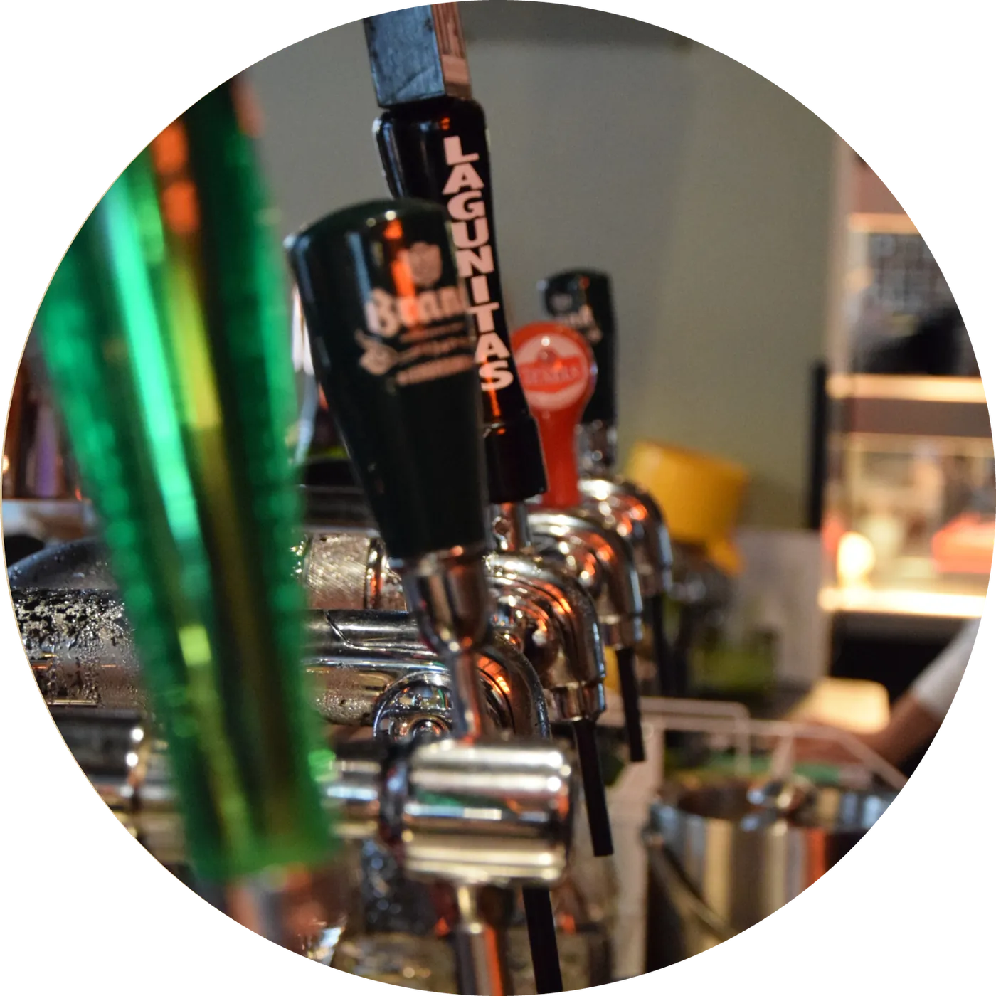 De biertaps aan de bar van The SHOEGE