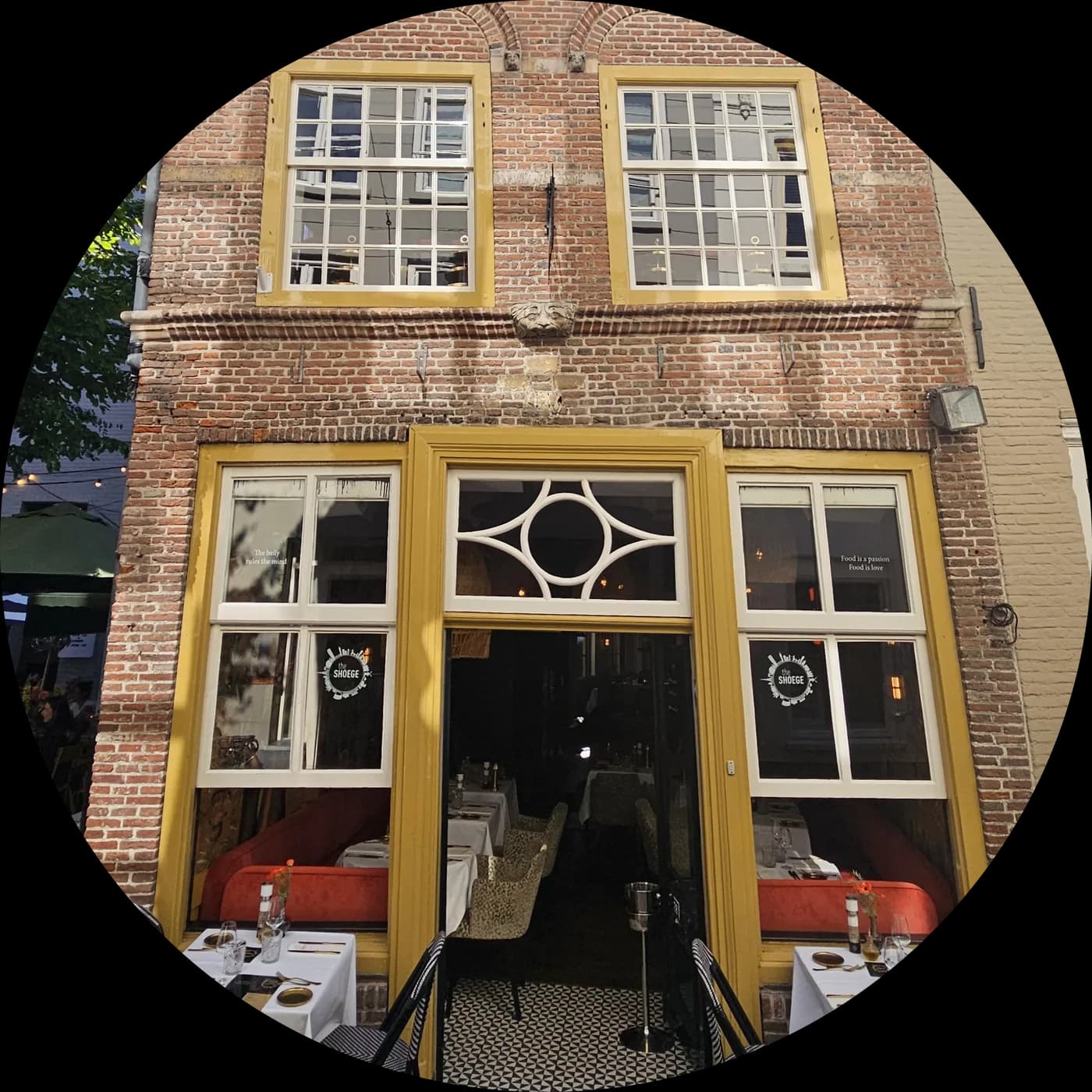 De trapgevel van The SHOEGE aan de Snellestraat, met het terras