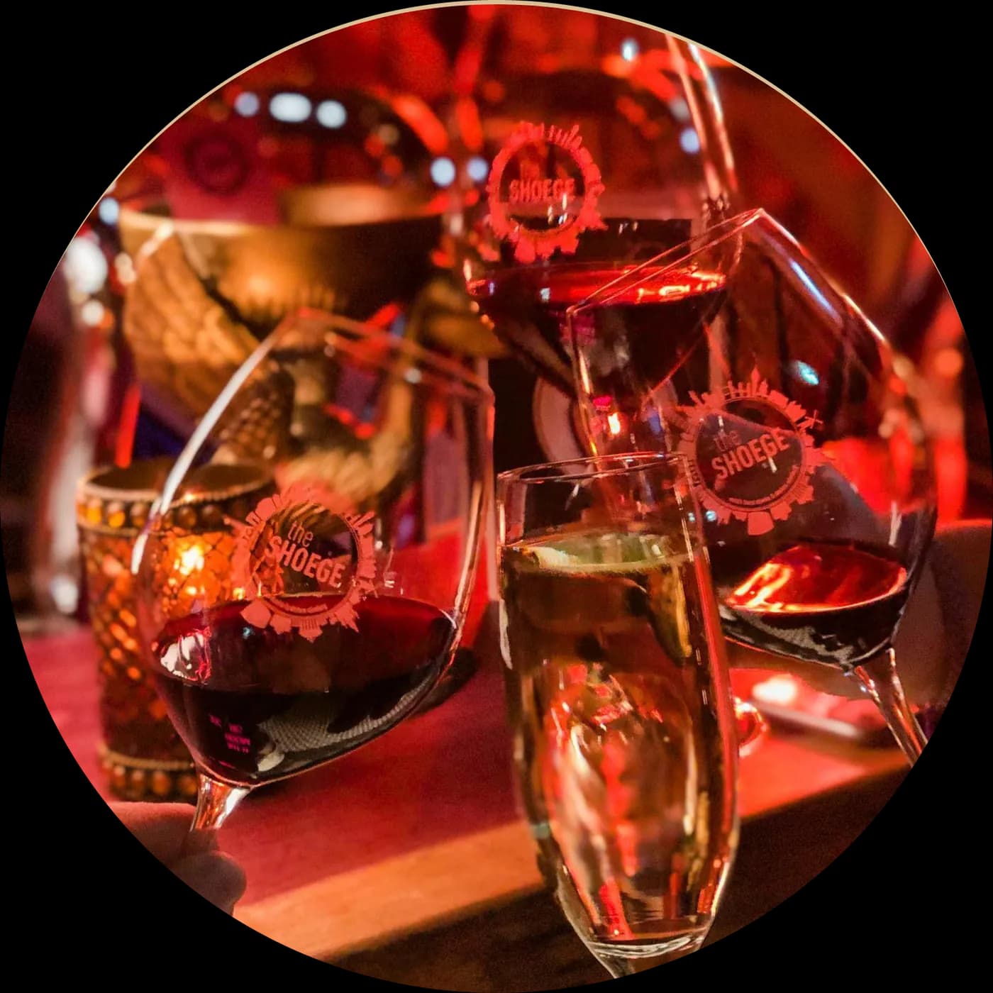 Rode wijn en champagne in warm rood licht