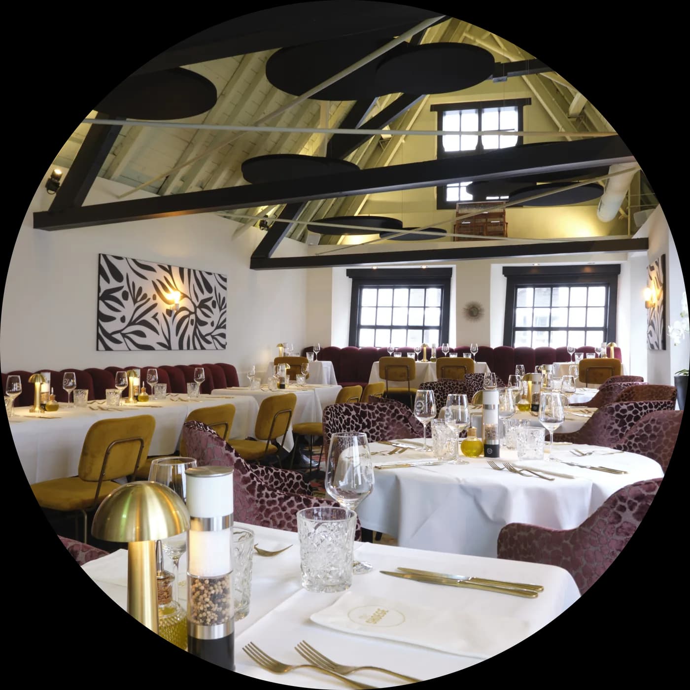 The LOFT, met gedekte tafels onder de houten dakspanten