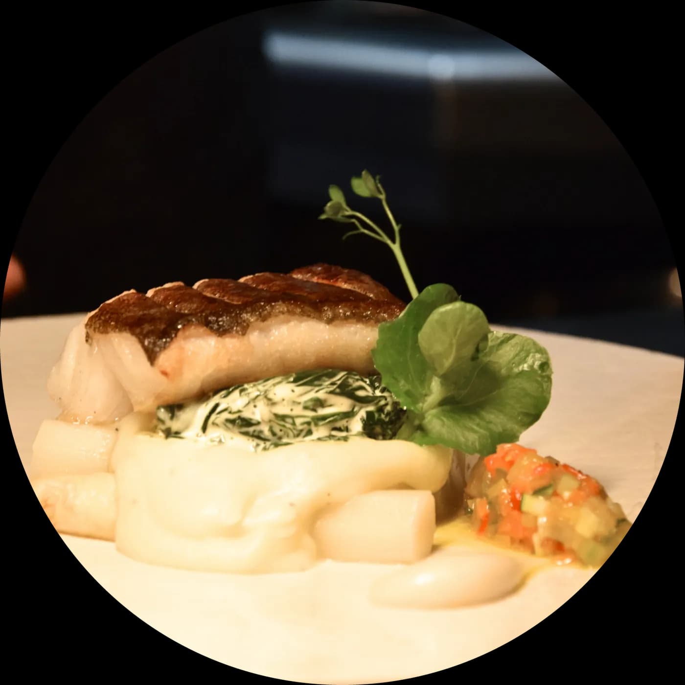 Een visfilet met witte asperges en een romige saus, uit een eerder menu van The SHOEGE